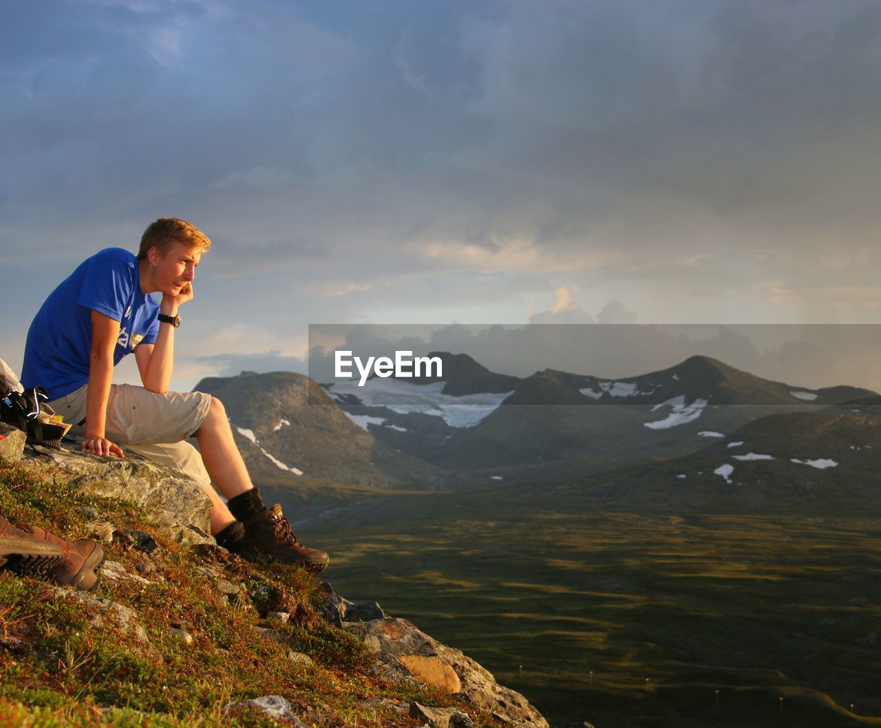 FULL LENGTH OF MAN STANDING ON MOUNTAIN AGAINST SKY