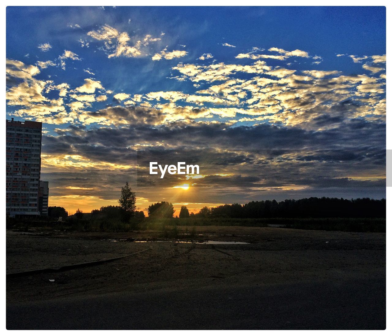 SCENIC VIEW OF LANDSCAPE AT SUNSET