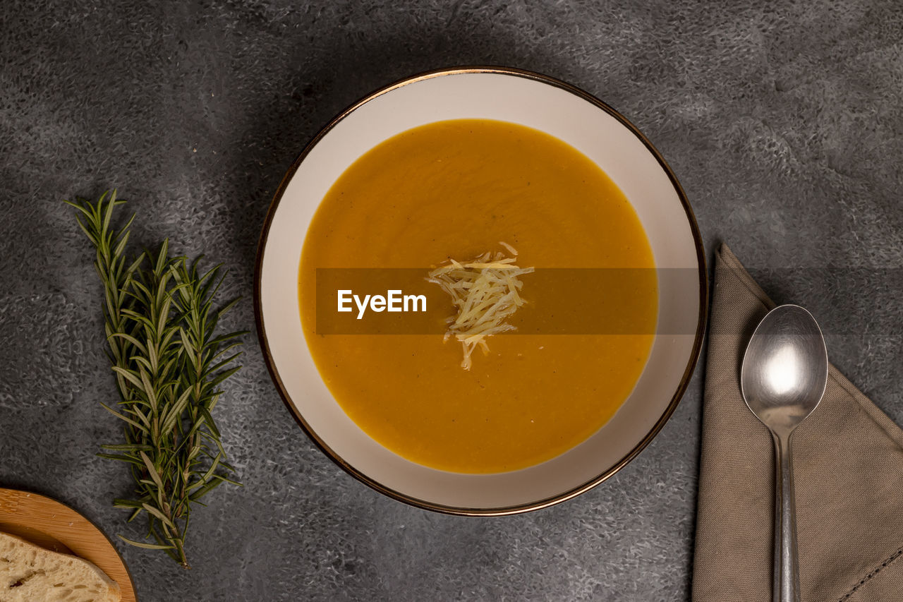 DIRECTLY ABOVE SHOT OF SOUP IN BOWL