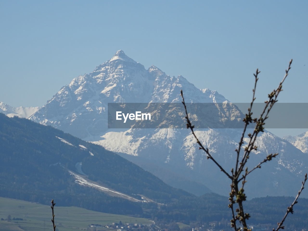 SCENIC VIEW OF SNOWCAPPED MOUNTAIN AGAINST CLEAR SKY