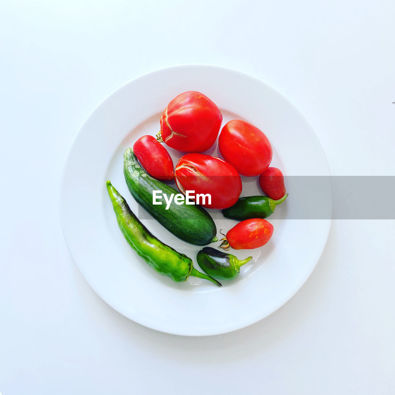 HIGH ANGLE VIEW OF SALAD ON PLATE