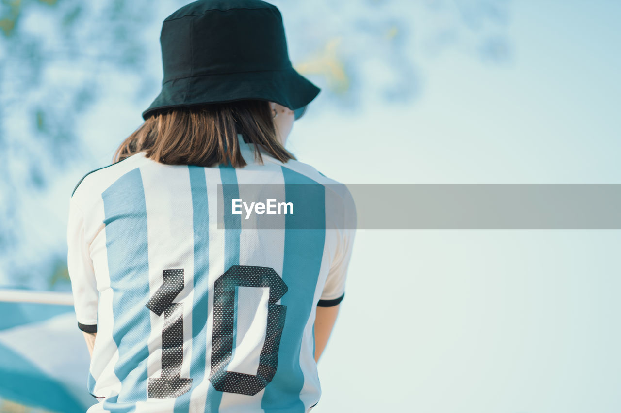 Woman with argentinian football team t-shirt