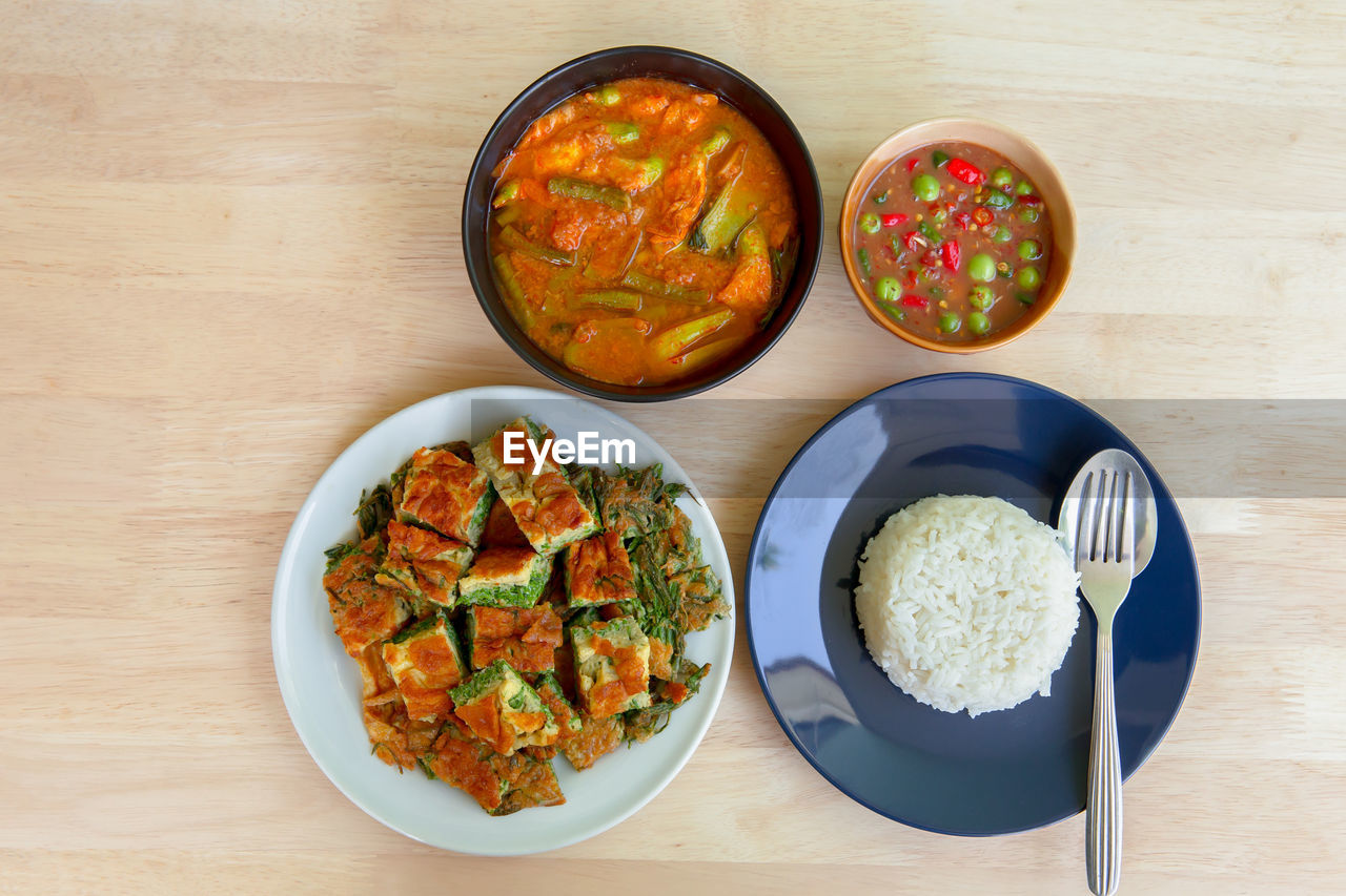 HIGH ANGLE VIEW OF FOOD IN PLATE ON TABLE