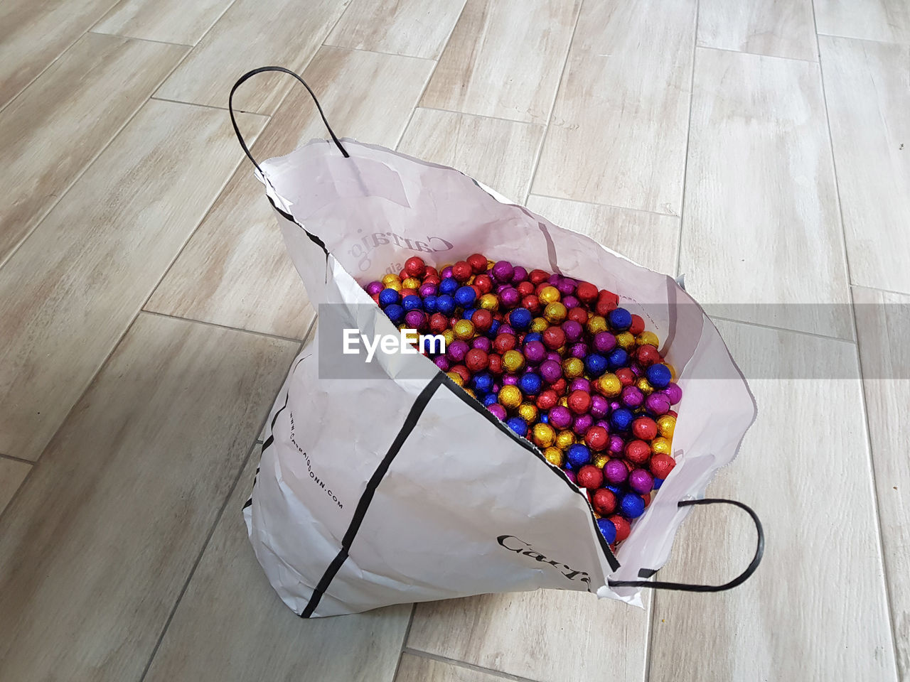 HIGH ANGLE VIEW OF MULTI COLORED CANDIES ON FLOOR