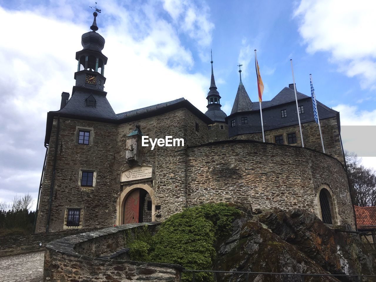 LOW ANGLE VIEW OF HISTORICAL BUILDING