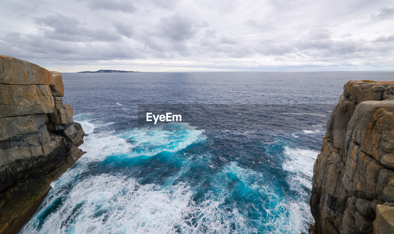 PANORAMIC VIEW OF SEA AGAINST SKY