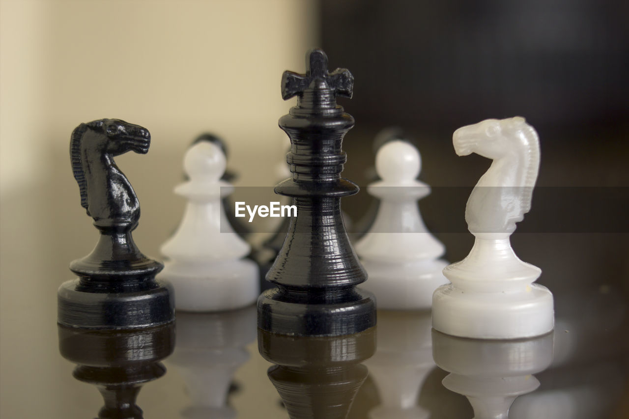 CLOSE-UP OF CHESS PIECES ON BOARD