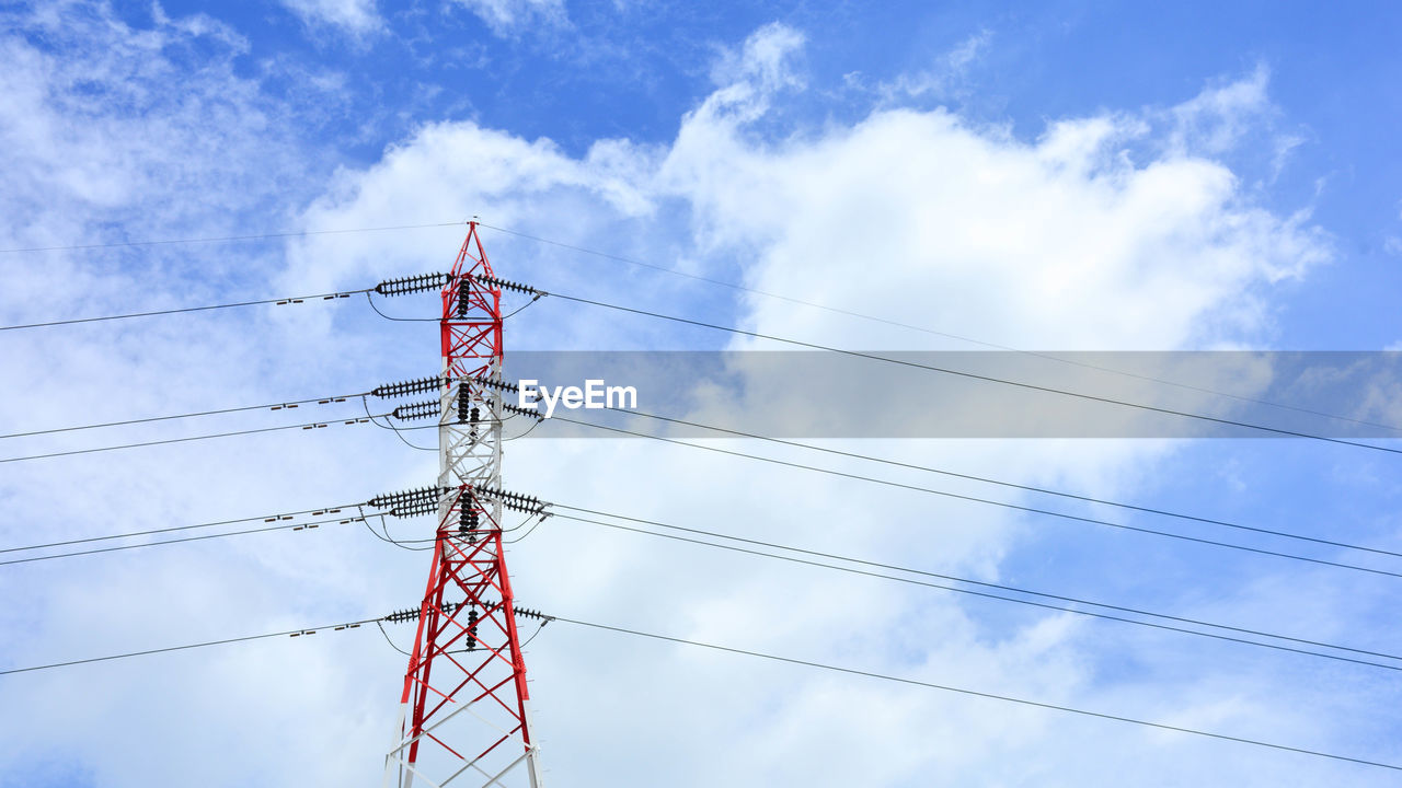 LOW ANGLE VIEW OF ELECTRICITY PYLONS AGAINST BLUE SKY