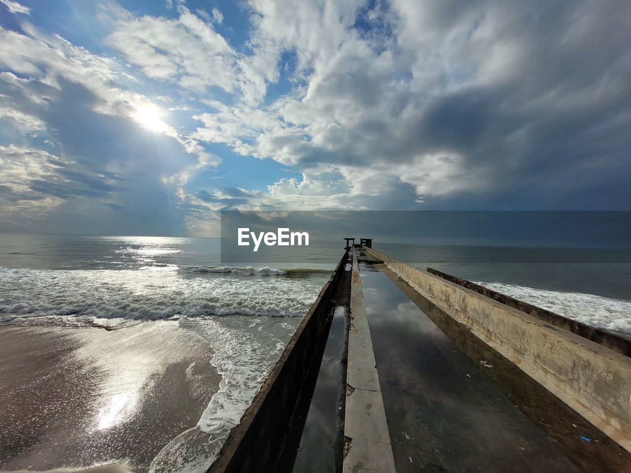 scenic view of sea against cloudy sky