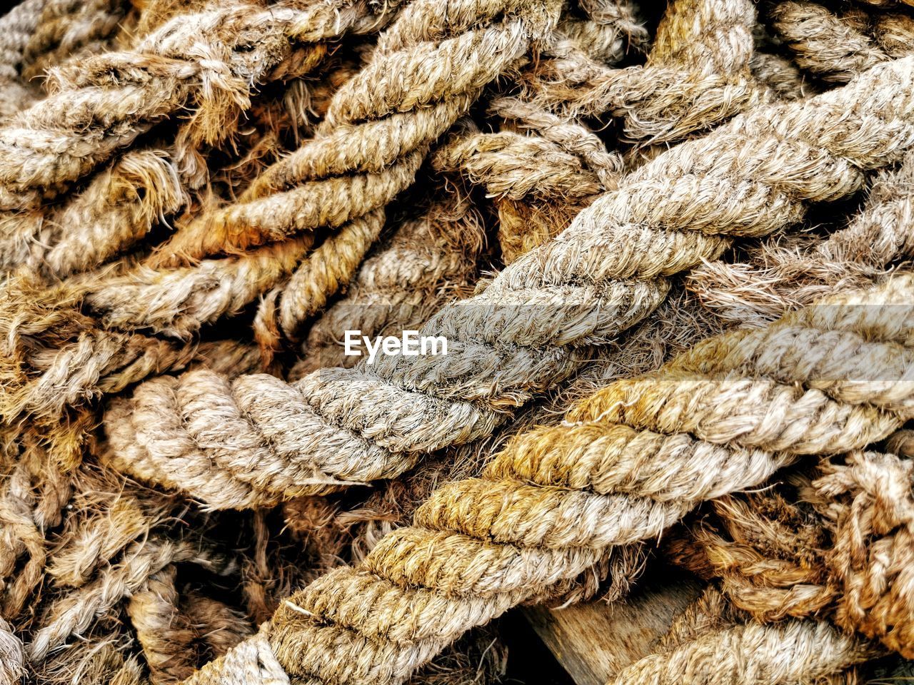 FULL FRAME SHOT OF ROPE TIED UP ON WOOD