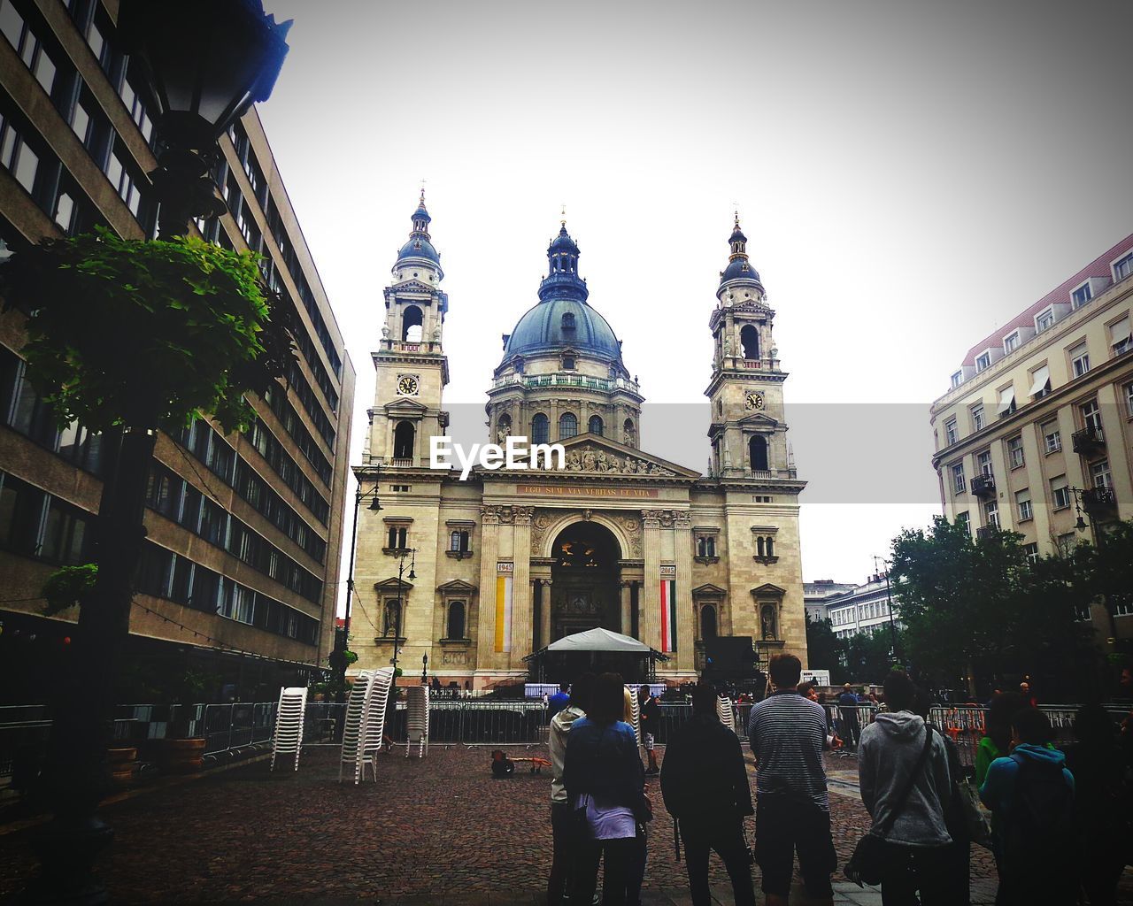 TOURISTS IN FRONT OF HISTORICAL BUILDING