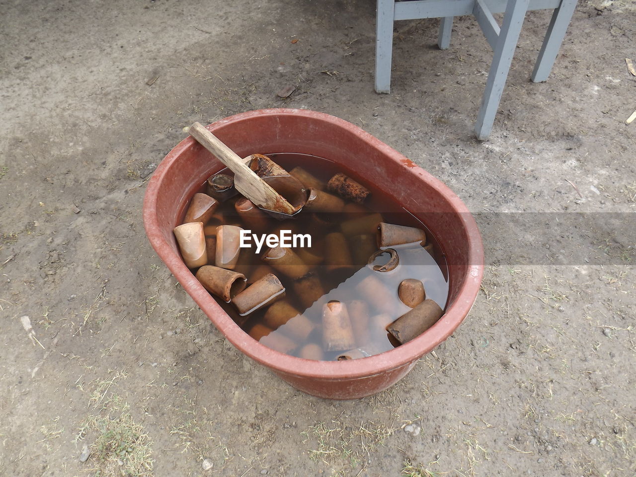 HIGH ANGLE VIEW OF CIGARETTE IN BOWL ON TABLE