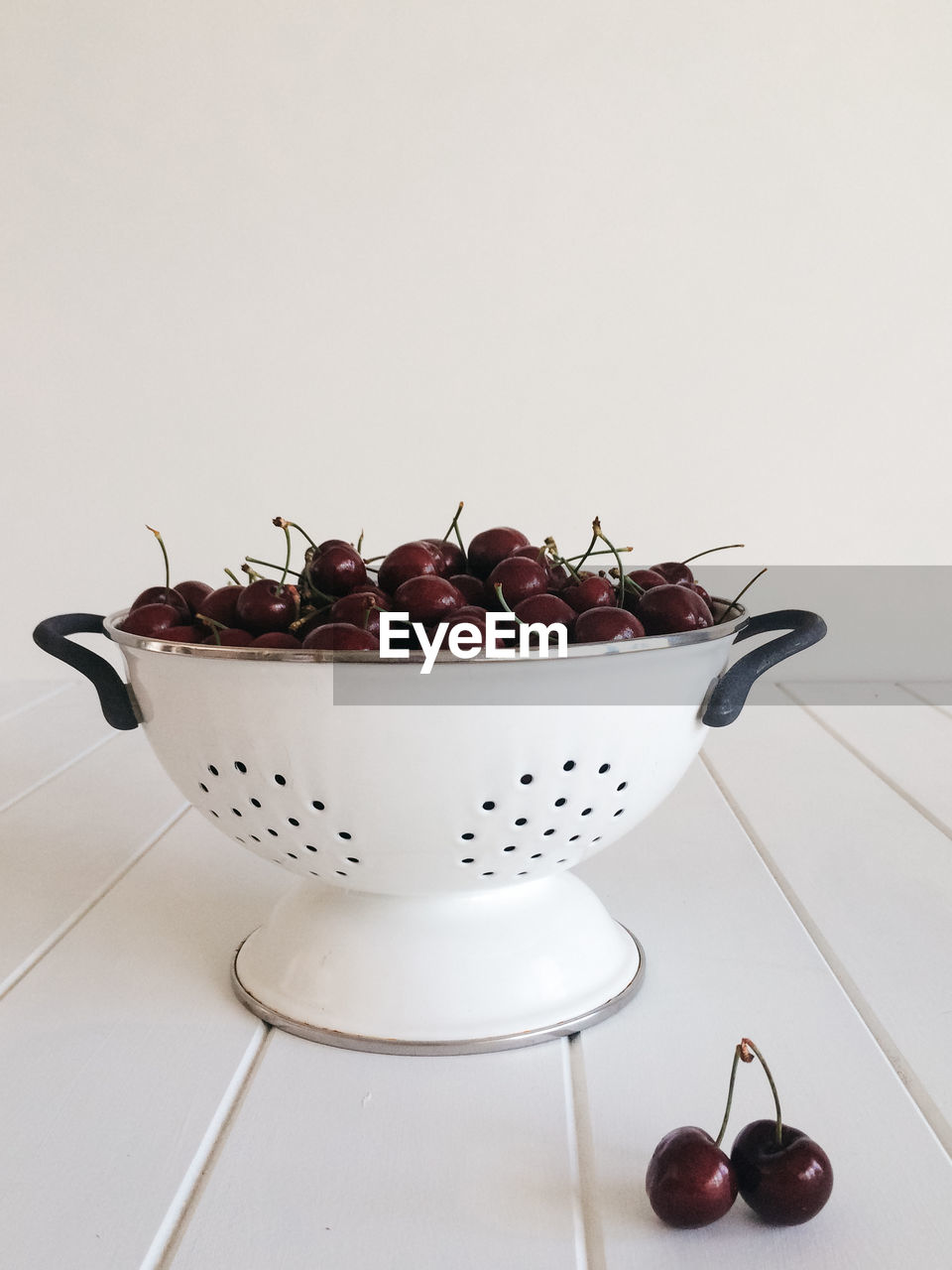 CLOSE-UP OF FRUIT SALAD IN BOWL