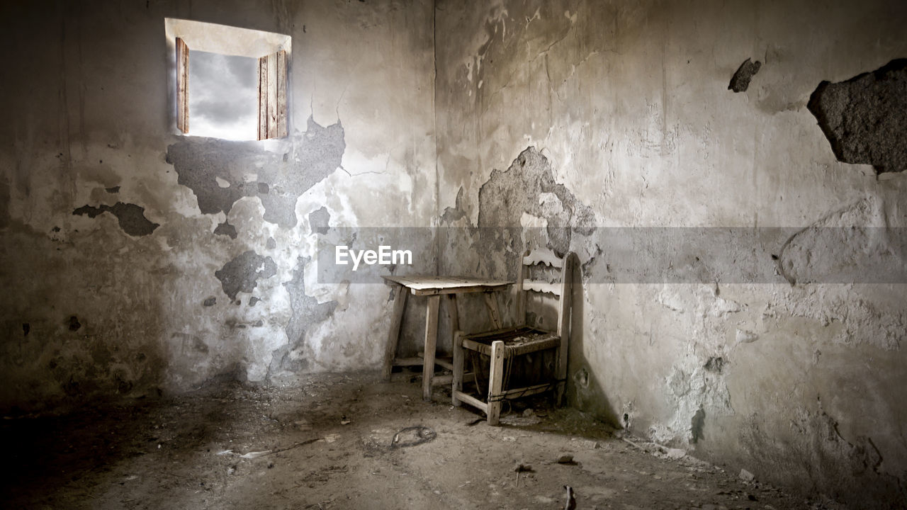 ABANDONED CHAIR IN ROOM