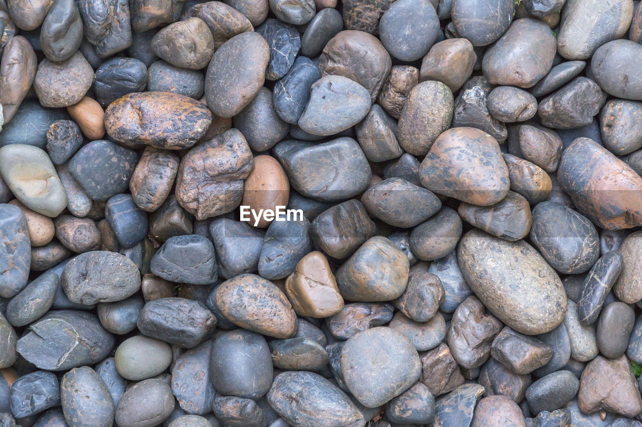 FULL FRAME SHOT OF PEBBLES ON PEBBLE BEACH