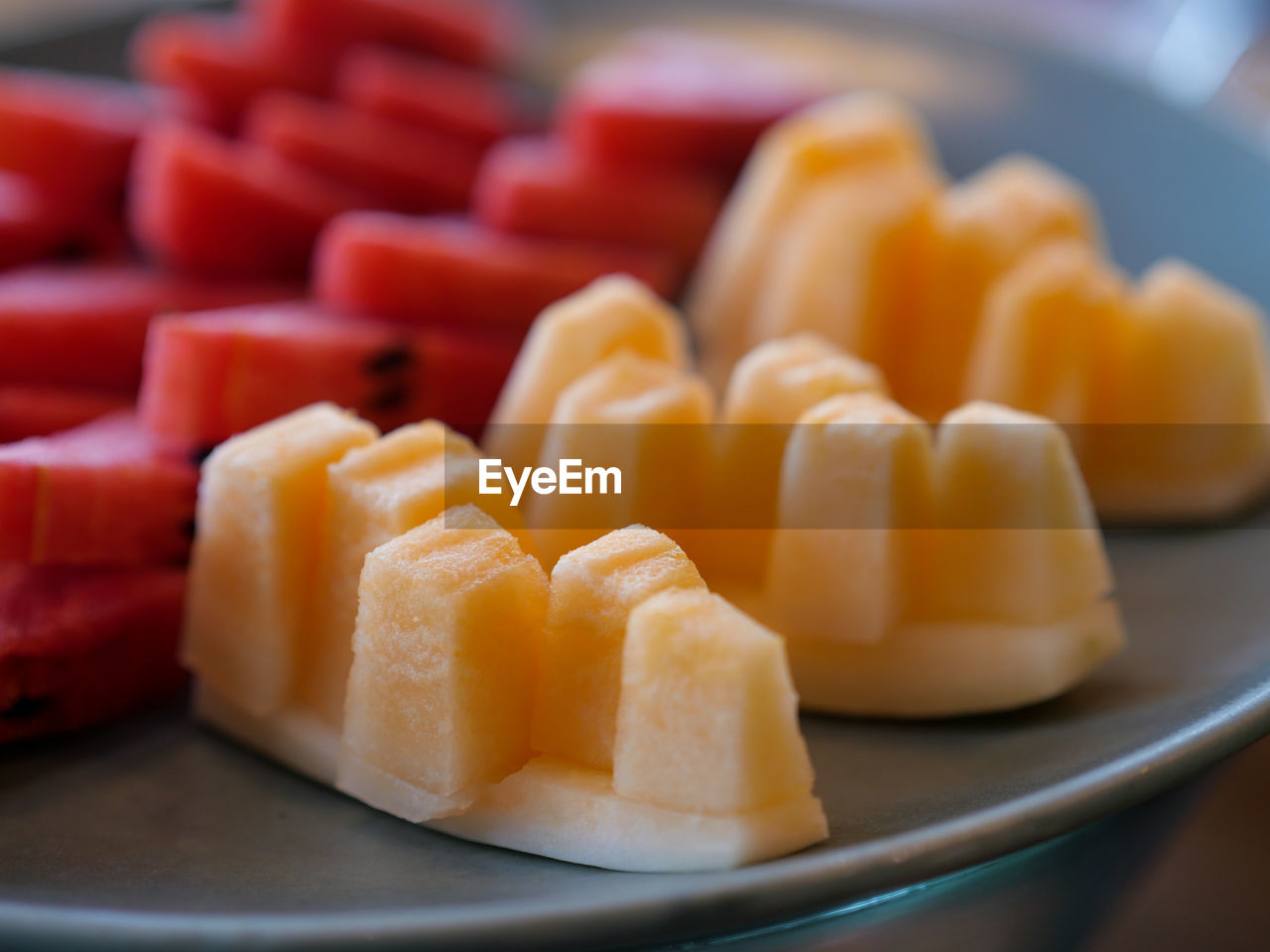 CLOSE-UP OF CHOPPED FRUITS IN PLATE