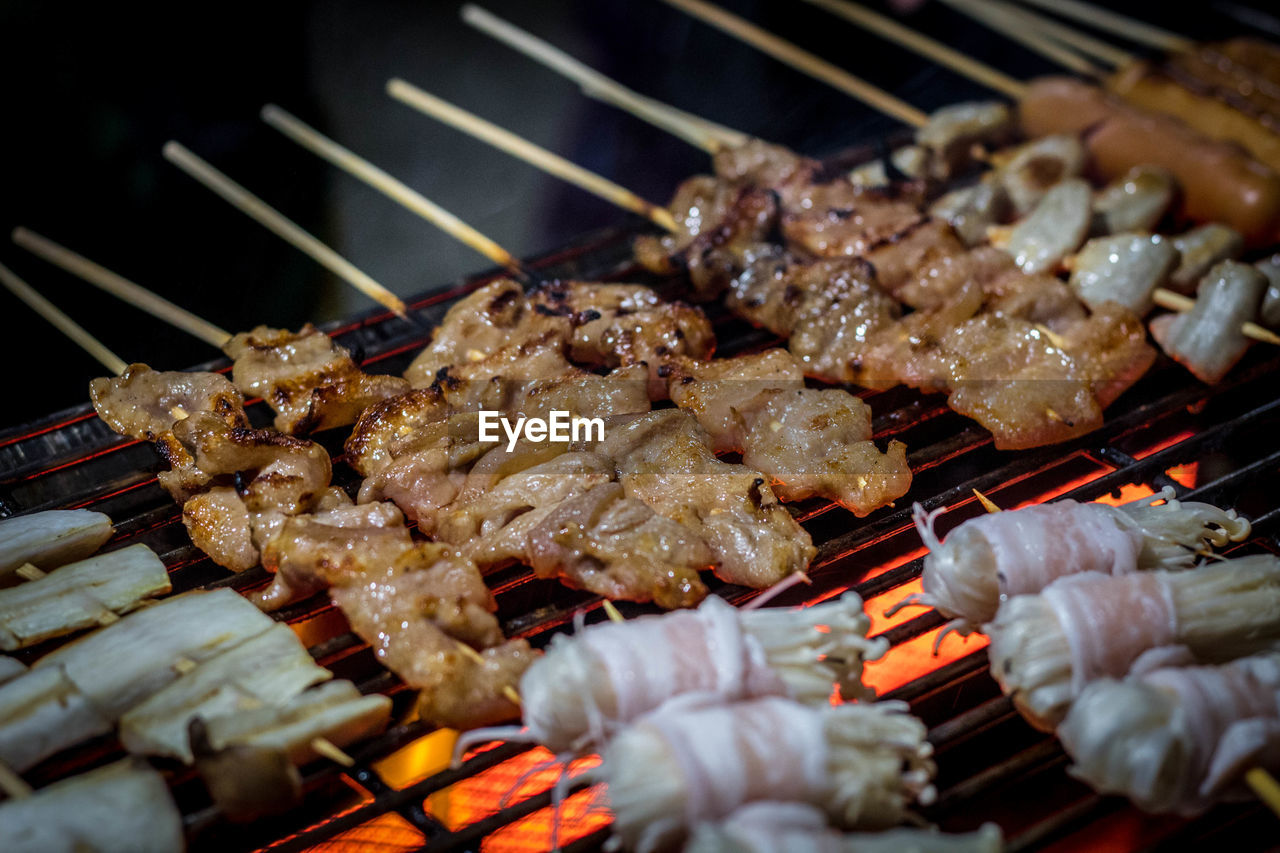 HIGH ANGLE VIEW OF MEAT IN BARBECUE GRILL