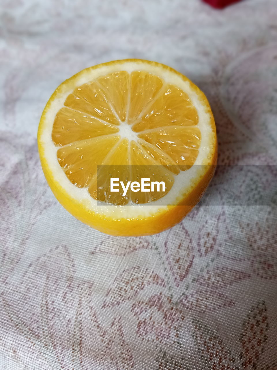 HIGH ANGLE VIEW OF LEMON IN PLATE