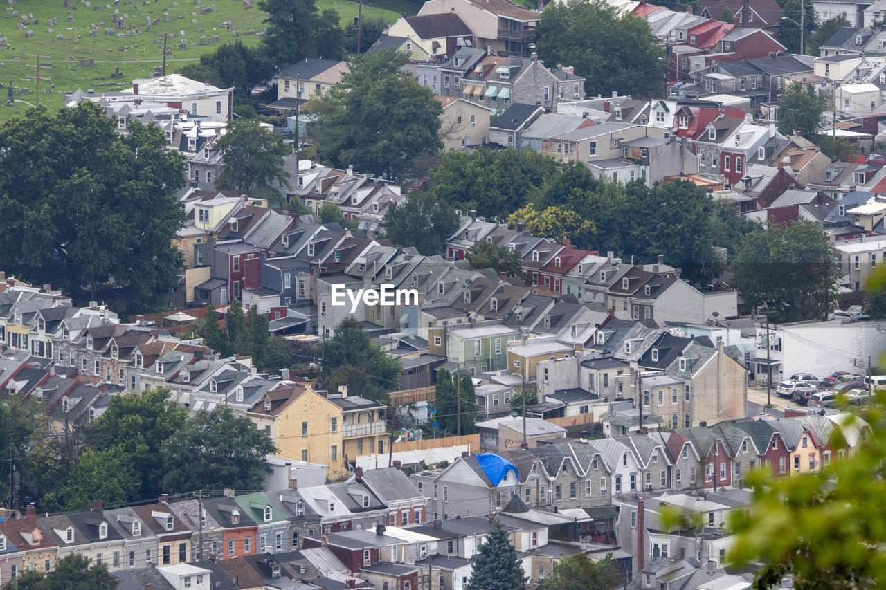 HIGH ANGLE SHOT OF TOWNSCAPE AGAINST BUILDINGS