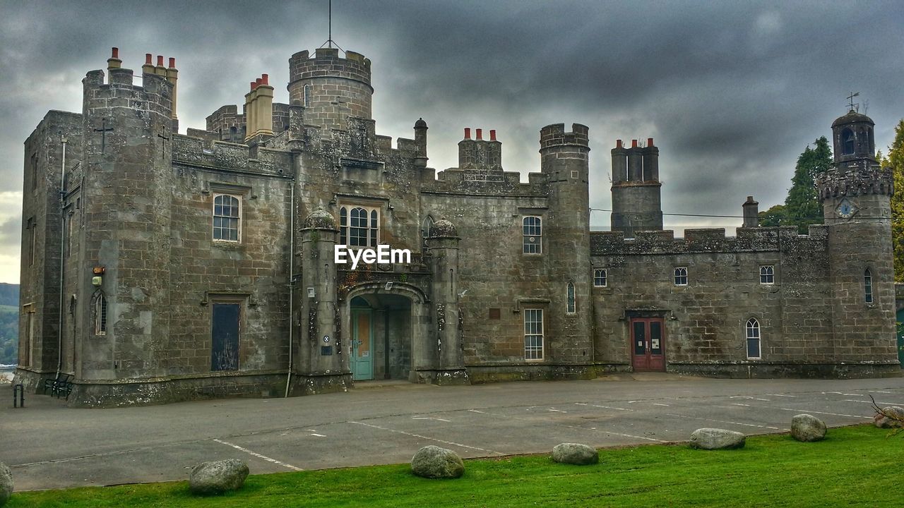 VIEW OF BUILDING AGAINST CLOUDY SKY