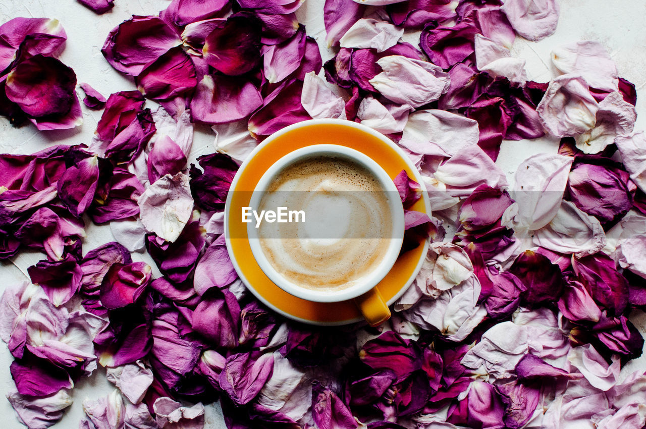 HIGH ANGLE VIEW OF COFFEE CUP ON TABLE