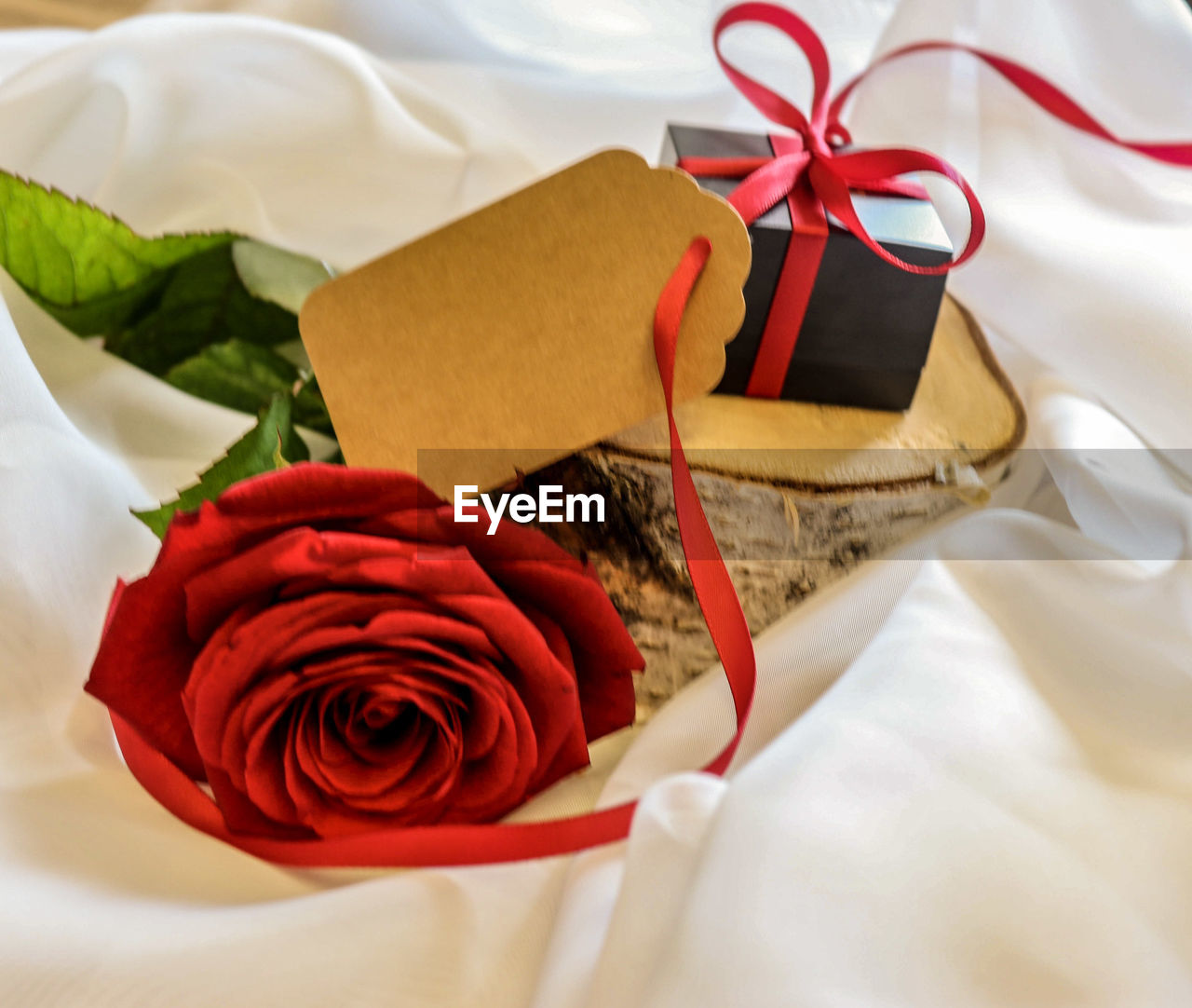 HIGH ANGLE VIEW OF ROSE BOUQUET ON WHITE ROSES