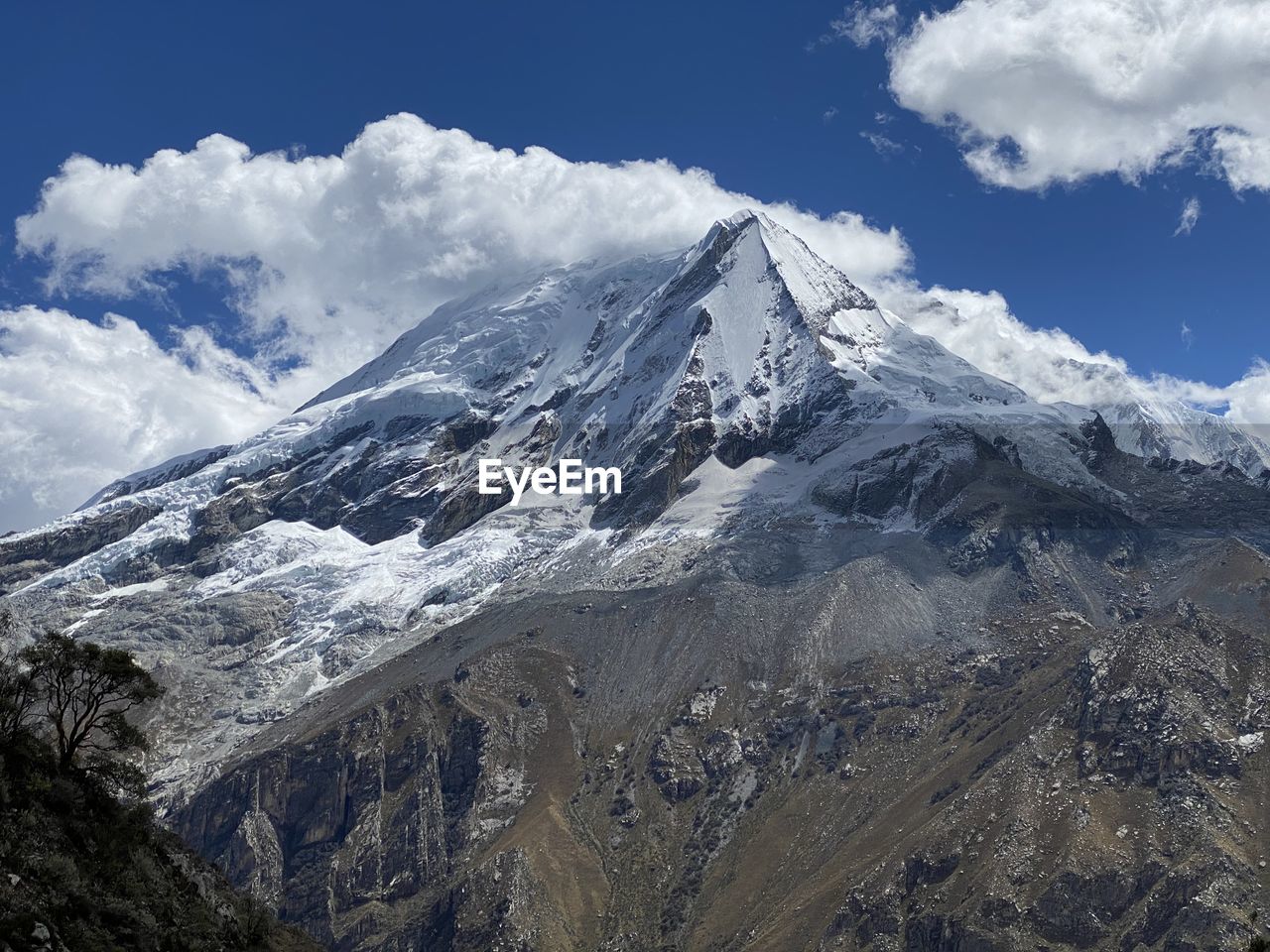 SNOWCAPPED MOUNTAINS AGAINST SKY