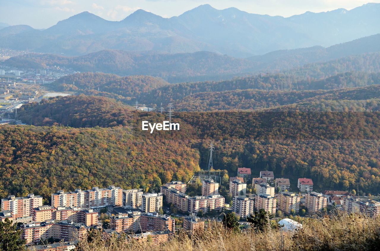 HIGH ANGLE VIEW OF TOWNSCAPE BY MOUNTAIN