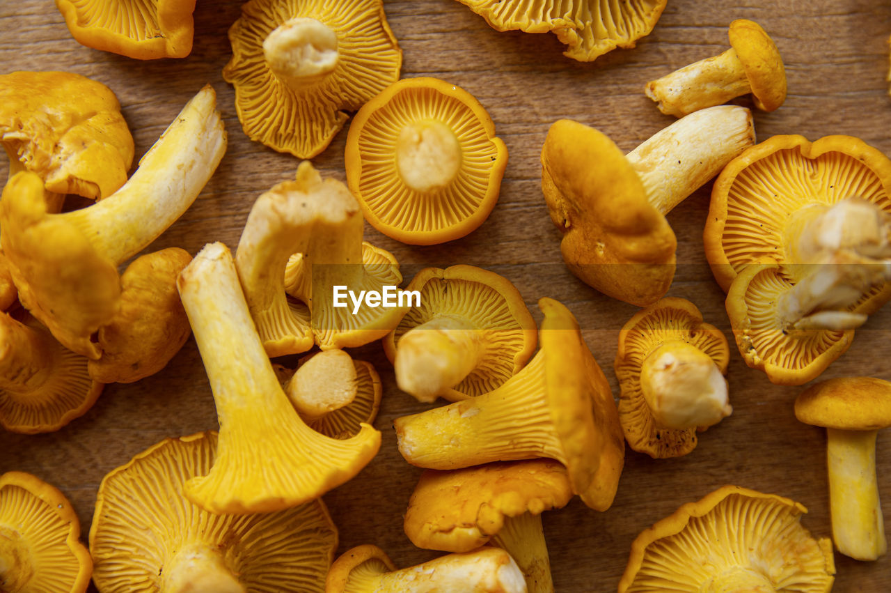 HIGH ANGLE VIEW OF MUSHROOMS IN MARKET STALL