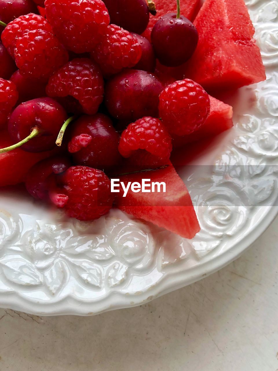 HIGH ANGLE VIEW OF STRAWBERRIES IN CONTAINER