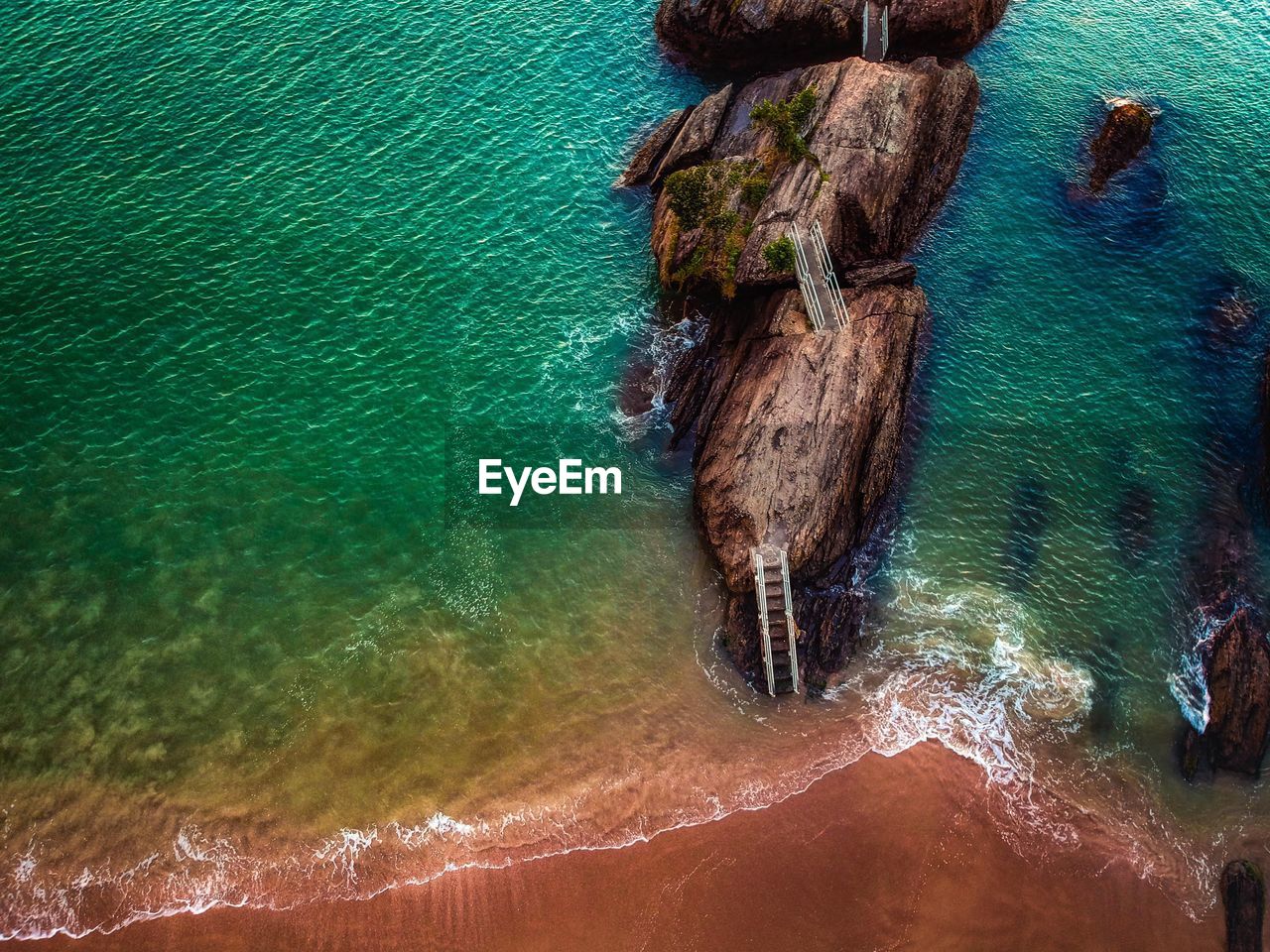 HIGH ANGLE VIEW OF ROCKS ON SEA SHORE