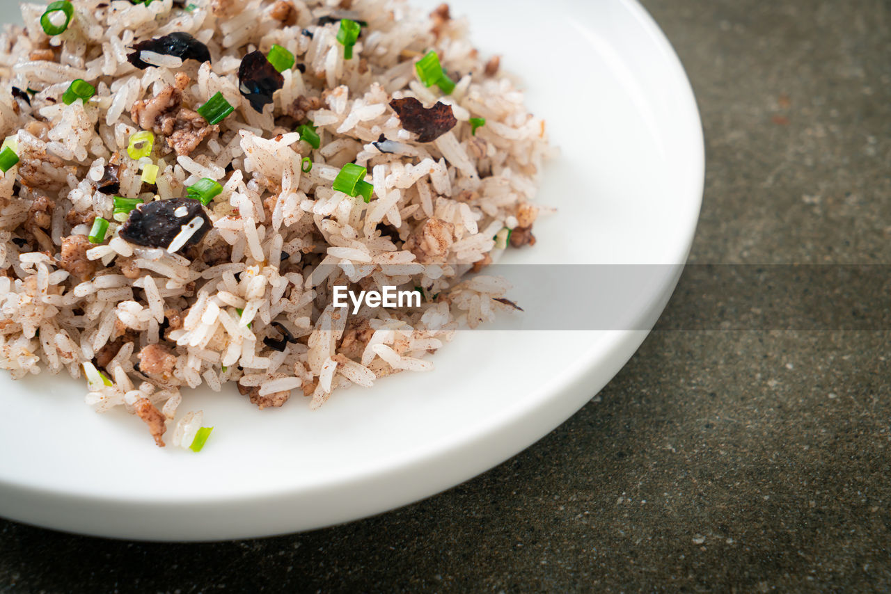 HIGH ANGLE VIEW OF FOOD ON TABLE