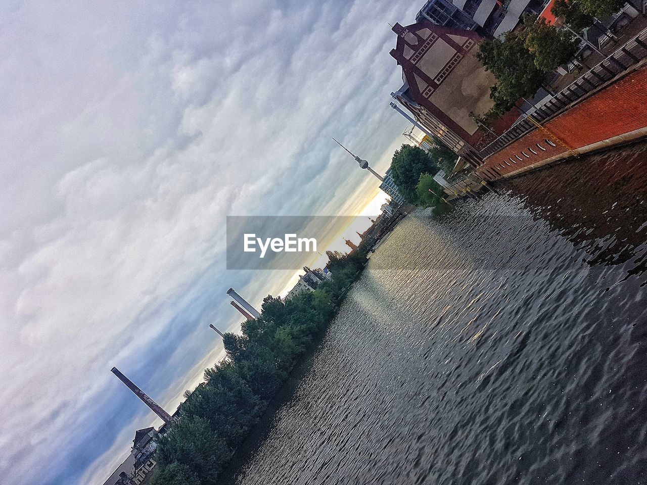 HIGH ANGLE VIEW OF RIVER AGAINST SKY