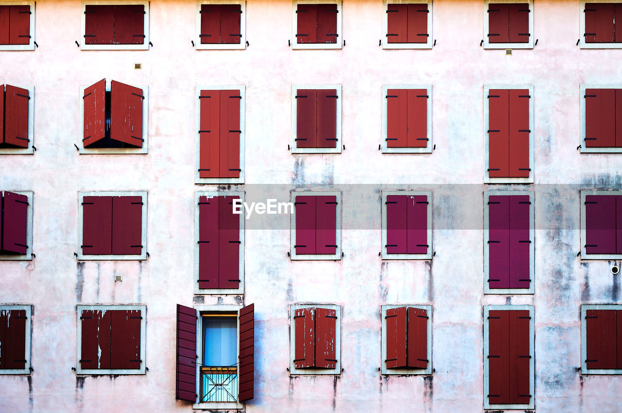 FULL FRAME SHOT OF RESIDENTIAL BUILDING
