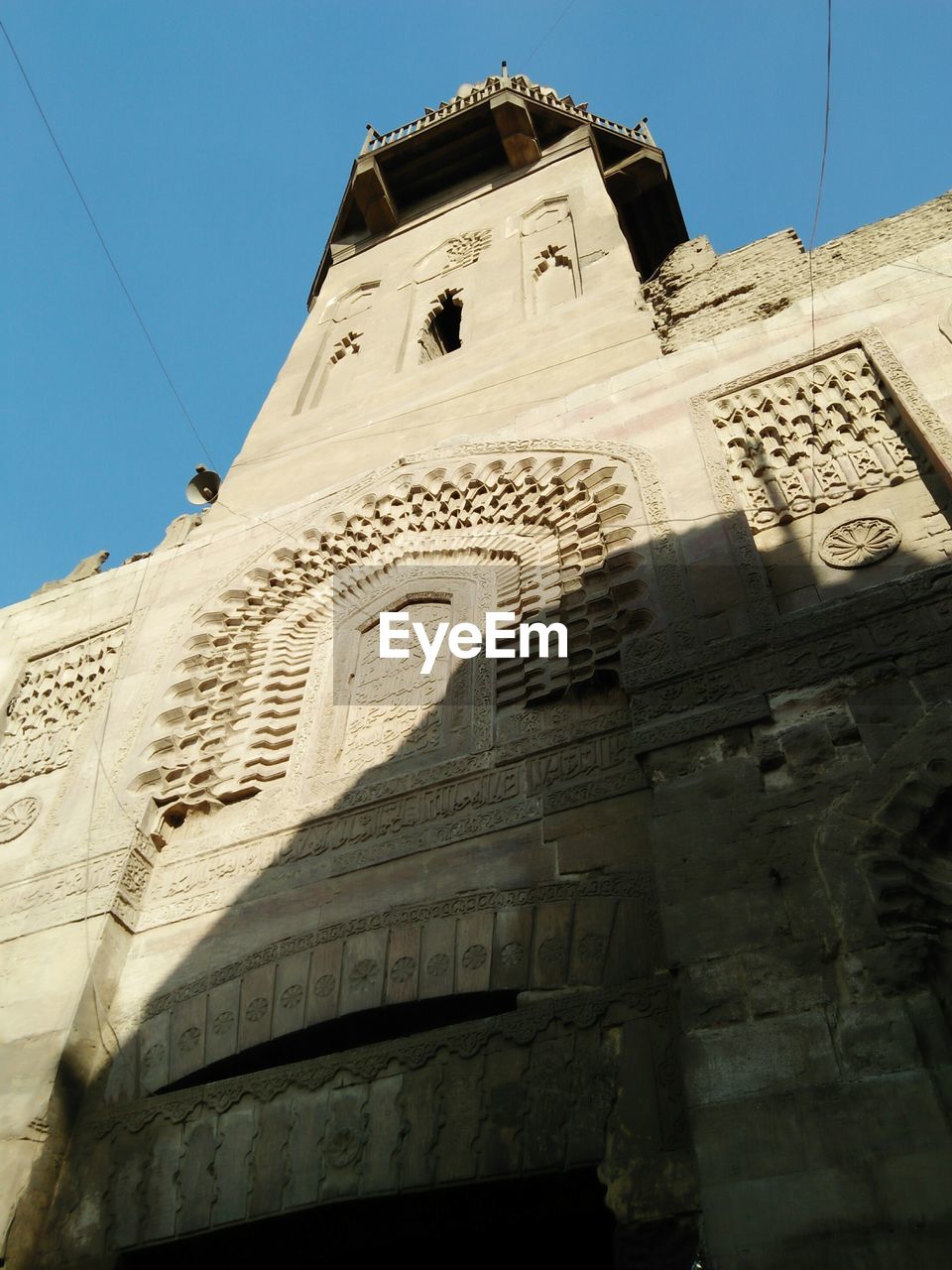 LOW ANGLE VIEW OF BUILDING AGAINST CLEAR SKY