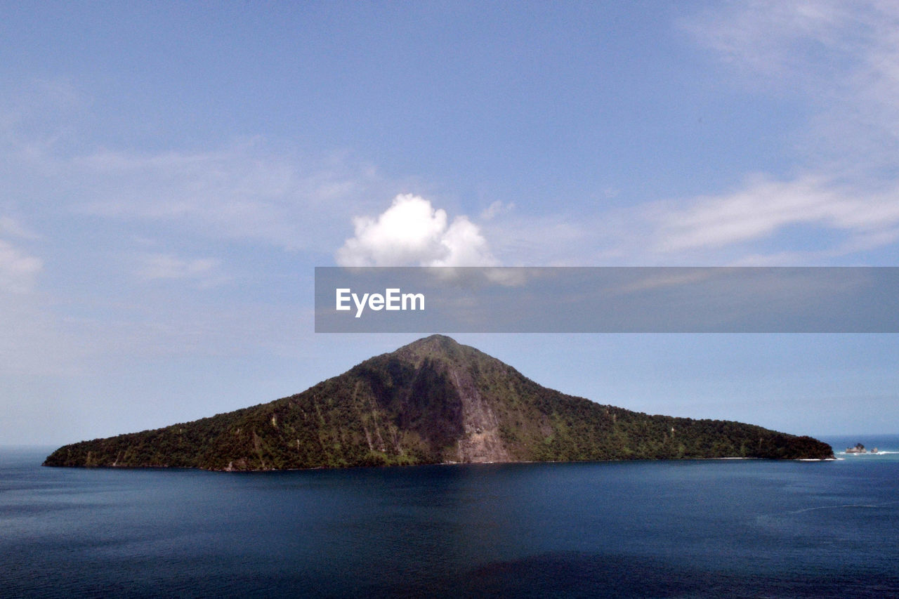 SCENIC VIEW OF SEA AND MOUNTAIN AGAINST SKY