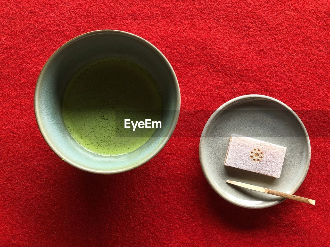 DIRECTLY ABOVE SHOT OF COFFEE CUP ON RED TABLE