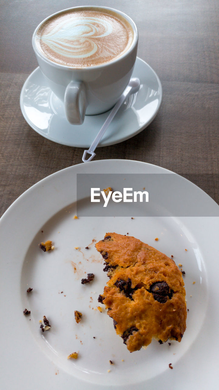 HIGH ANGLE VIEW OF COFFEE ON PLATE