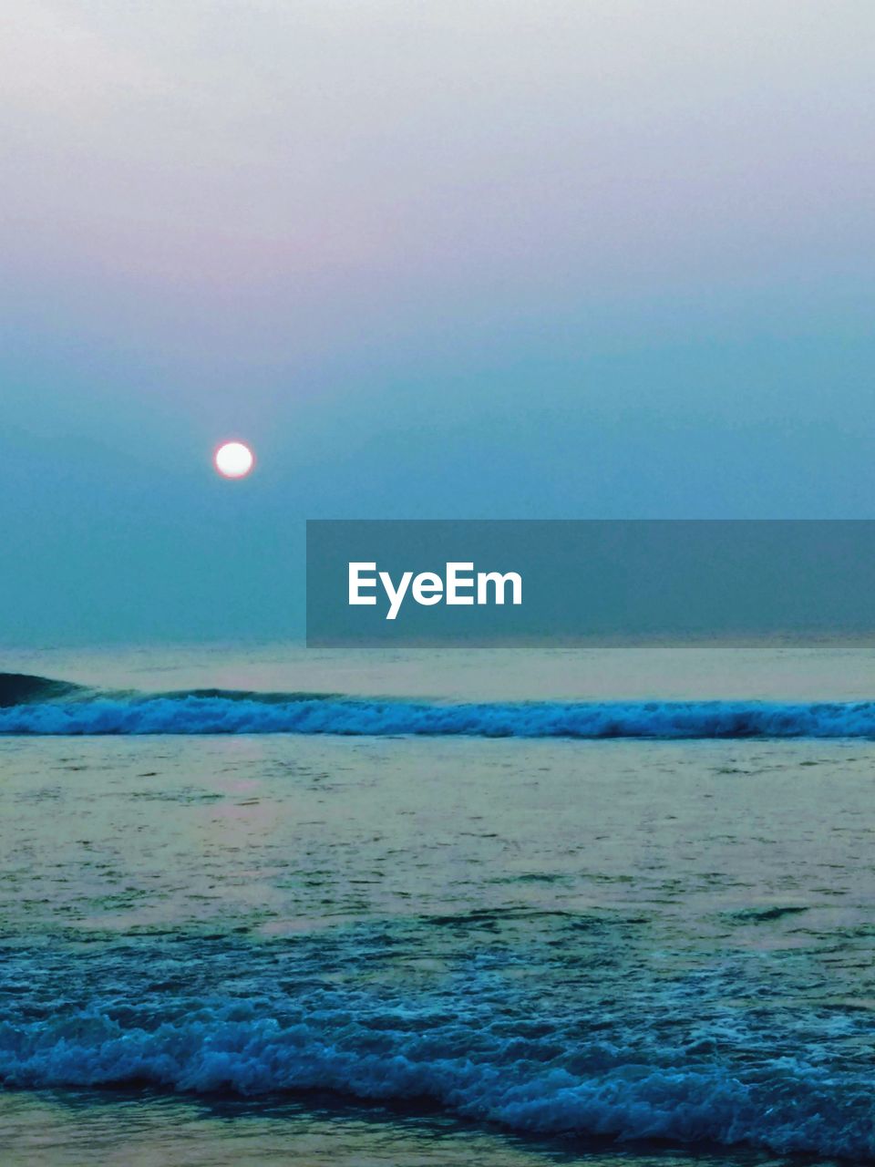 SCENIC VIEW OF SEA AGAINST MOON