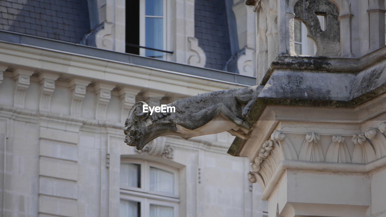 LOW ANGLE VIEW OF STATUES ON HISTORIC BUILDING