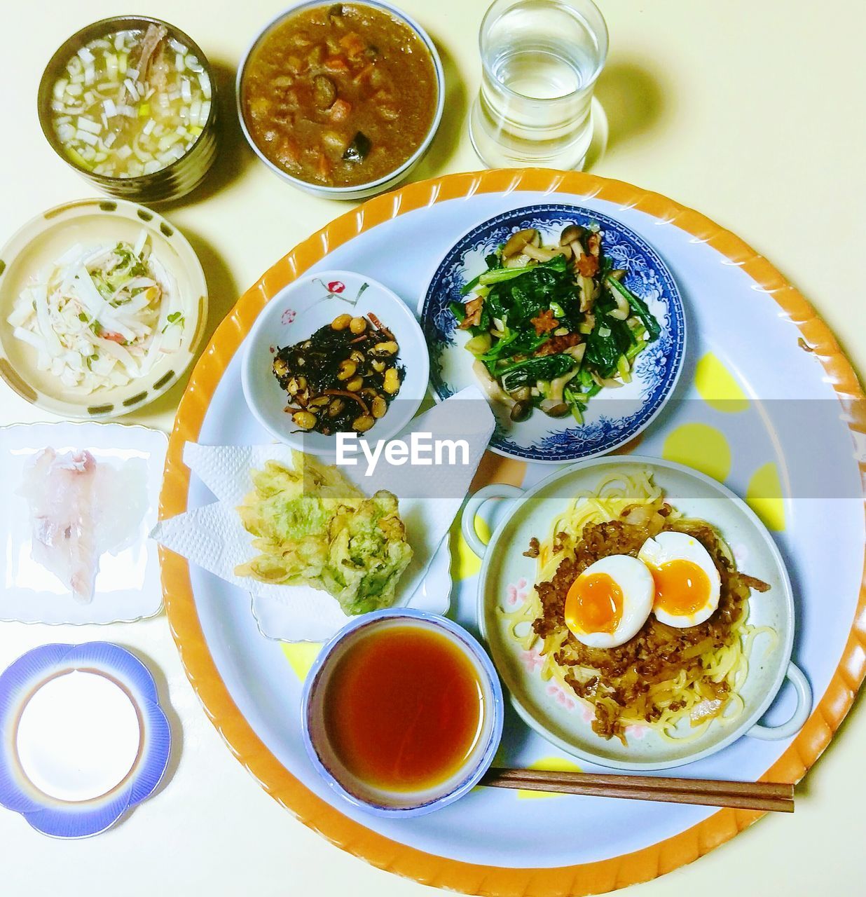 HIGH ANGLE VIEW OF FOOD IN PLATE ON TABLE