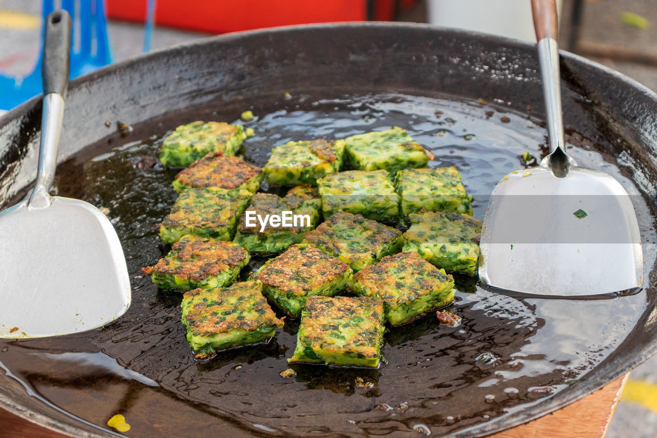 HIGH ANGLE VIEW OF FOOD IN KITCHEN
