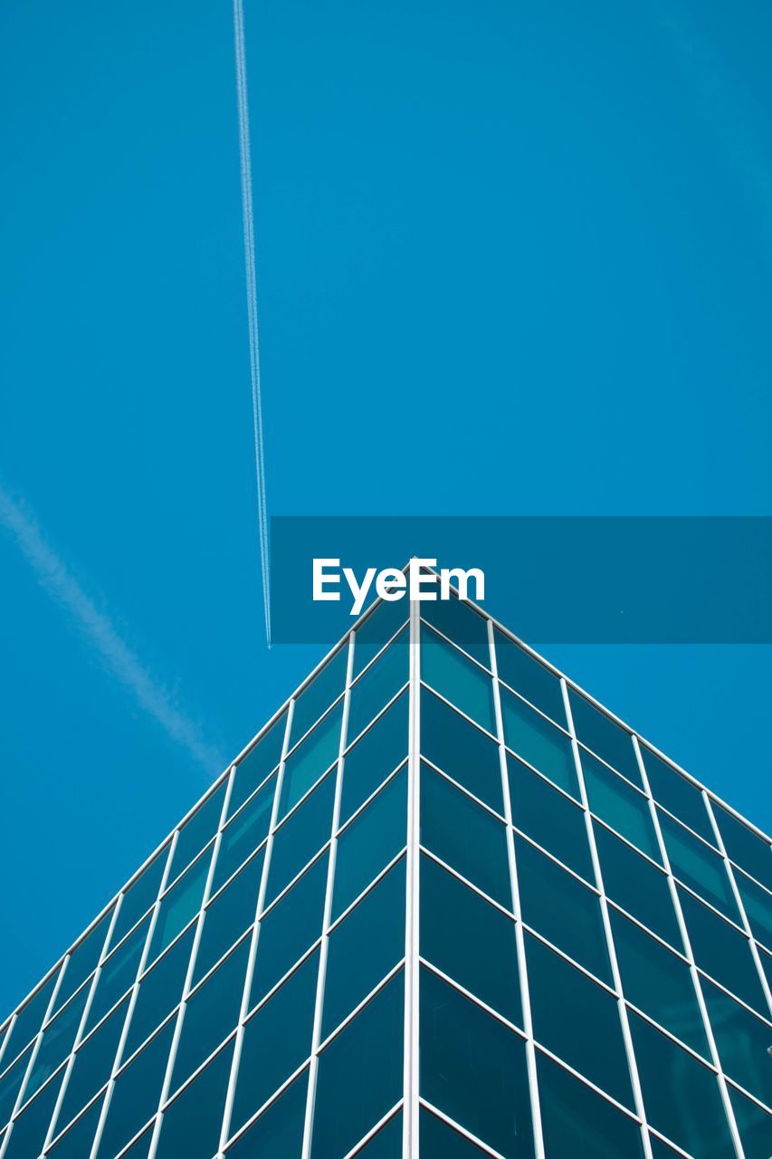 LOW ANGLE VIEW OF BUILDING AGAINST BLUE SKY