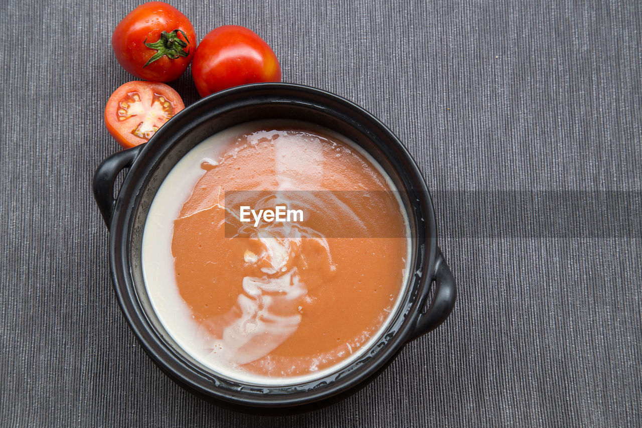 HIGH ANGLE VIEW OF ORANGE SLICES IN BOWL