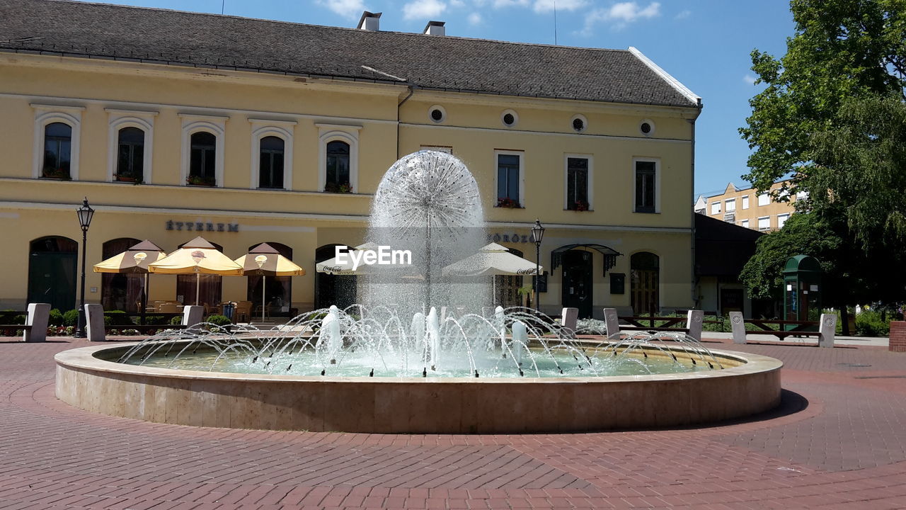 STATUE FOUNTAIN IN CITY