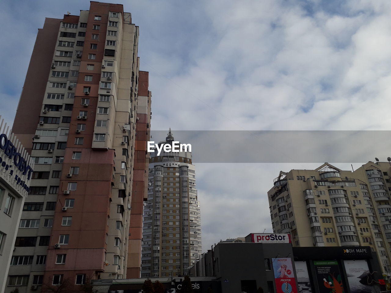 LOW ANGLE VIEW OF BUILDINGS IN CITY