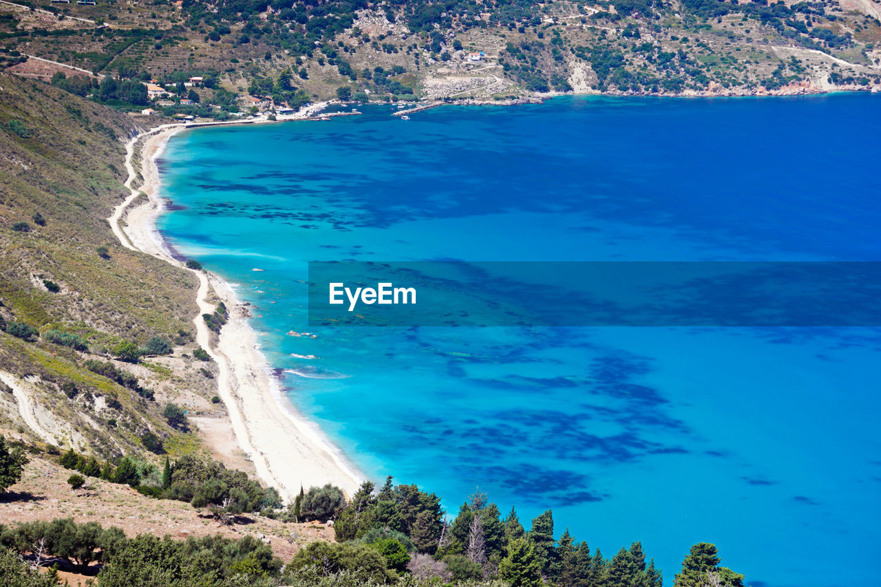 HIGH ANGLE VIEW OF BAY ON BEACH