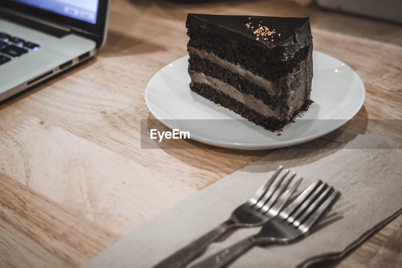 HIGH ANGLE VIEW OF CHOCOLATE CAKE ON TABLE