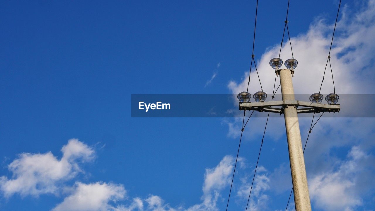 sky, blue, cloud, low angle view, mast, nature, wind, pole, no people, sailboat, electricity, day, nautical vessel, overhead power line, outdoors, transportation, technology, cable, copy space, mode of transportation, power generation, architecture