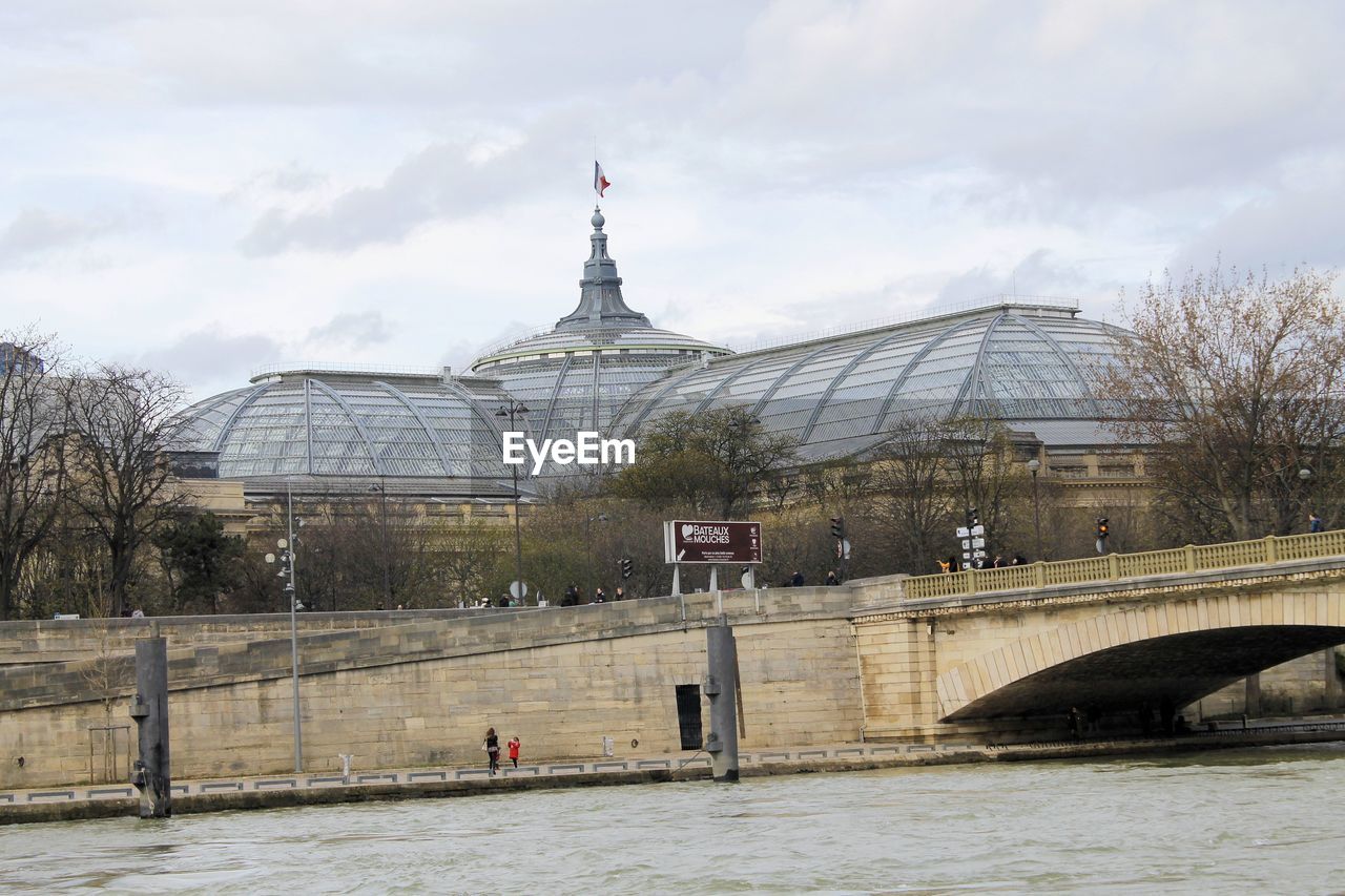 BRIDGE OVER RIVER AGAINST BUILDINGS